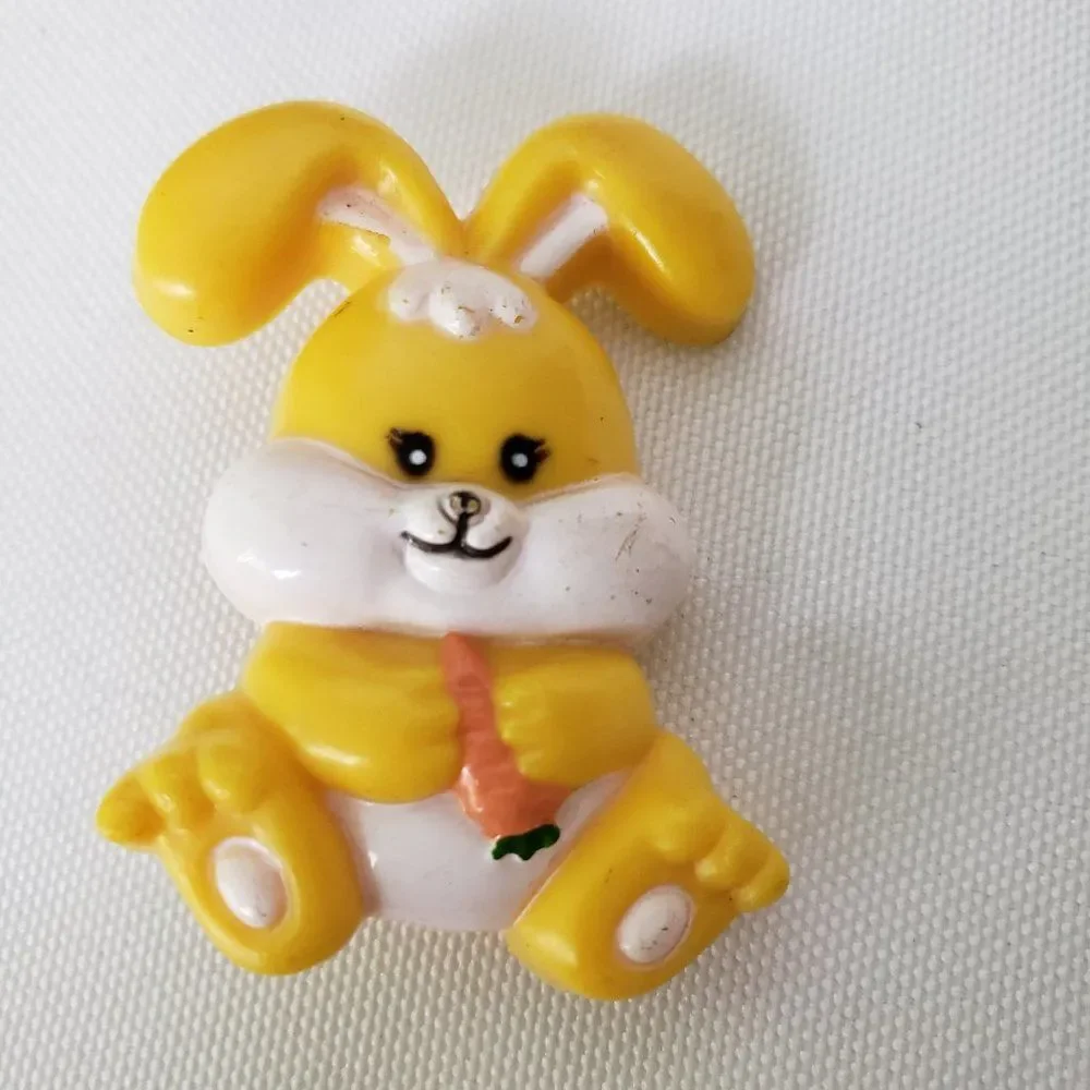 Kitschy Vintage Yellow Bunny & Carrot Pinback Perfect Easter Pop
